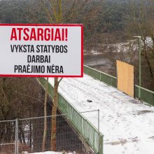 Į saugumą nusispjaut: Trijų mergelių tiltas uždarytas, bet žmonės vis tiek juo vaikšto