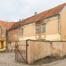 Senamiestyje ant galvų krenta apleisto pastato dalys: labiausiai neramu dėl vaikų