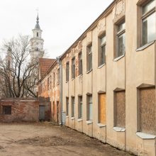 Senamiestyje ant galvų krenta apleisto pastato dalys: labiausiai neramu dėl vaikų