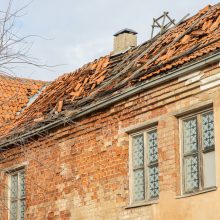 Senamiestyje ant galvų krenta apleisto pastato dalys: labiausiai neramu dėl vaikų