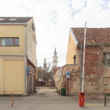 Senamiestyje ant galvų krenta apleisto pastato dalys: labiausiai neramu dėl vaikų