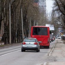 Vydūno alėja dūsta nuo automobilių: per triukšmą ir dūmus negalima net langų atsidaryti