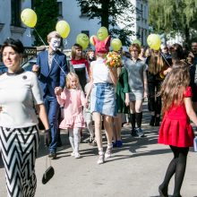 Mokslo metus pasitiko išskirtinai: surengė spalvingą Kaukių balių