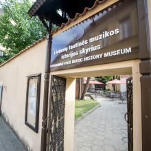 Nepateko: dėl vestuvių šurmulio turistai nepanoro įžengti į muziejų.