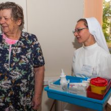 Slaugytoja su vienuolės veliumu vaistus leidžia be skausmo
