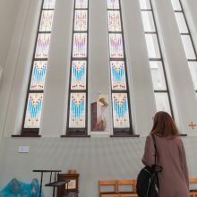 Prieš šventes Kristaus Prisikėlimo bažnyčia pasipuošė pirmaisiais vitražais