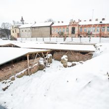 Dėl atkastų rūsių skilinėja viešbučio sienos?