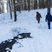 Piktinasi: porą savaičių bėga nuotekos, kelias virto čiuožykla