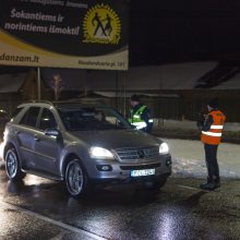 Akibrokštas reido metu: girtas vairuotojas bandė išsisukti išgerdamas alaus