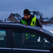 Akibrokštas reido metu: girtas vairuotojas bandė išsisukti išgerdamas alaus