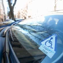 Cinizmas: net prabangių automobilių vairuotojai apsimeta neįgaliaisiais?