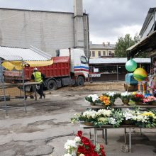 Prekeivius į neviltį varo išraustas Stoties turgus – krito ir pelnas