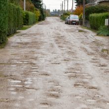 Aleksotiškių keliones į namus kartina duobės: situacija kasdien prastėja