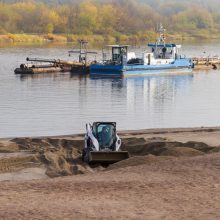 Atkūrė: žemsiurbė ne tik pagilino upių tėvo vagą. Iš dugno pakeltu smėliu jau atkurtas ir paplūdimys.