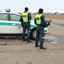 S. Dariaus ir S. Girėno aerodrome – būrys pareigūnų ir aidintys šūviai