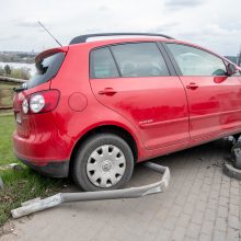 Prie Kauno hidroelektrinės ant atitvaro pavojingai pakibo moters vairuojamas „Volkswagen“ 