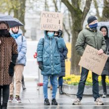 Tėvai protestuoja prieš vaikų testavimą: „Mokykla – ne laboratorija“