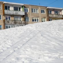 Kauniečiai niršta, kad vairuotojai važinėja pėsčiųjų takais: juk čia čiuožinėja vaikai!