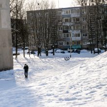 Kauniečiai niršta, kad vairuotojai važinėja pėsčiųjų takais: juk čia čiuožinėja vaikai!