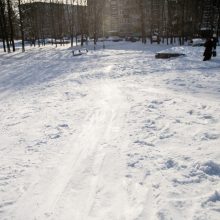 Kauniečiai niršta, kad vairuotojai važinėja pėsčiųjų takais: juk čia čiuožinėja vaikai!