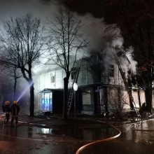 Savanorių prospekte liepsnojęs medinis namas dega ne pirmą kartą