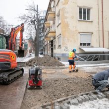 Kaune iškritęs sniegas darbų nestabdo: kelininkai ne tik valo gatves, bet jas toliau tvarko