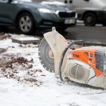 Kaune iškritęs sniegas darbų nestabdo: kelininkai ne tik valo gatves, bet jas toliau tvarko