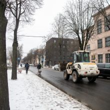 Kaune iškritęs sniegas darbų nestabdo: kelininkai ne tik valo gatves, bet jas toliau tvarko