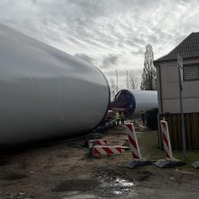 Nelaimė Veiviržėnuose: išvirto vėjo jėgainių dalys