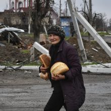 Ukrainietė apie karo siaubą: sūneli, tu tik nejudėk, nes mes gulime ant stiklų