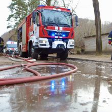 Aliarmas Aleksoto daugiabutyje: užsidegė butas, iš jo išvesti keturi vaikai