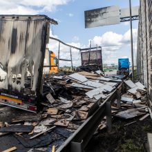 Ugnies liežuviai „Megos“ prieigose: nukentėjo ir miesto turtas, o tarp galimų įtariamųjų – nuorūka