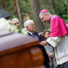 Kaune amžinojo poilsio atgulė A. Adamkienė: ji dovana nuo Dievo mums