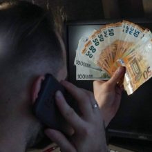 Apie sukčių išviliotus 118 tūkst. eurų moteris policijai pranešė po dviejų metų
