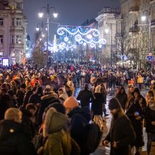 Vilniečiai nepaisė prašymo eglės įžiebimą stebėti namuose: minios suplūdo į Katedros aikštę