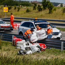 „Aurum 1006 km“ lenktynėse – avarija: pirmavęs „Porche“ traukiasi iš kovos 