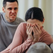 Paryčių konfliktas sostinės bute: smurtautojo agresiją iššaukė narkotikai?