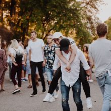 Tūkstantinė minia Kalnų parke pasitiko atlikėją LP