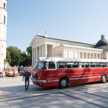 Iš Vilniaus išlydėti istoriniai Baltijos kelią menantys automobiliai