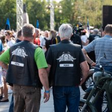 Iš Vilniaus išlydėti istoriniai Baltijos kelią menantys automobiliai