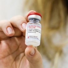 JK patvirtinta nauja „Moderna“ vakcina, apsauganti nuo COVID-19 omikron atmainos