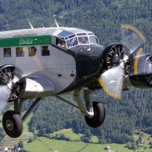 Šveicarijoje nukrito senovinis lėktuvas, žuvo 20 žmonių