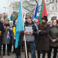 Jungtis prie Kauno nenorintys rajono gyventojai ministrei įteikė parašus ir spurgų 