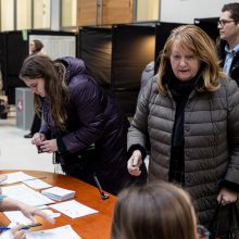 Ekspertai apie partijų reitingų lyderį: karūną dėti dar anksti