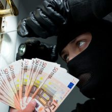 Naktį Kaune – įžūli vagystė: plėšikas grasino šeimininkui peiliu ir pavogė 20 tūkst. eurų