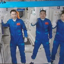 Trys Kinijos astronautai pradeda iki šiol ilgiausią misiją orbitoje