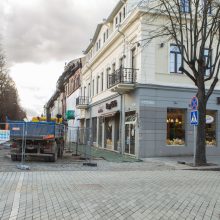 Per plauką nuo tragedijos: Laisvės alėjoje ant pėsčiųjų tako užvirto sunkvežimis