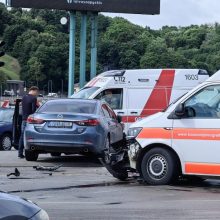 Su švyturėliais skubančio greitosios ekipažo nepraleidusi vairuotoja: viskas įvyko akimirksniu