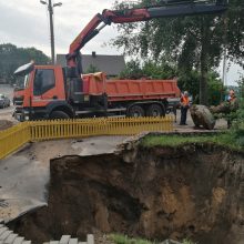 Ketvirtadienio liūtis neaplenkė ir Vilkijos – atsivėrė įspūdingo dydžio įgriūva