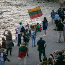 Neries krantinėse Vilniuje – tūkstančiai vėliavų ir „Tautiška giesmė“